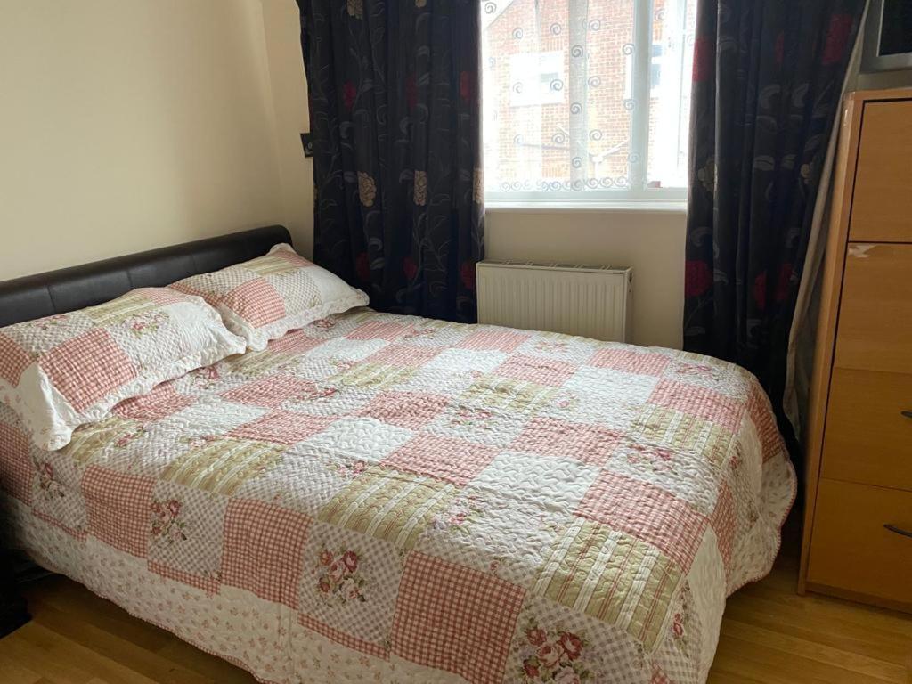 Specious Room In Northolt Northolt  Dış mekan fotoğraf