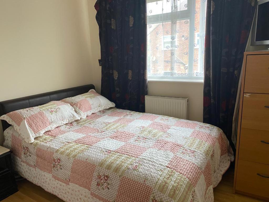 Specious Room In Northolt Northolt  Dış mekan fotoğraf